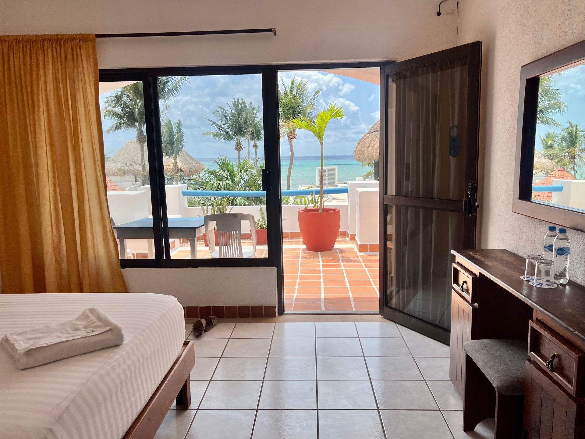 Una habitación de hotel con una cama tamaño king y vista al océano.