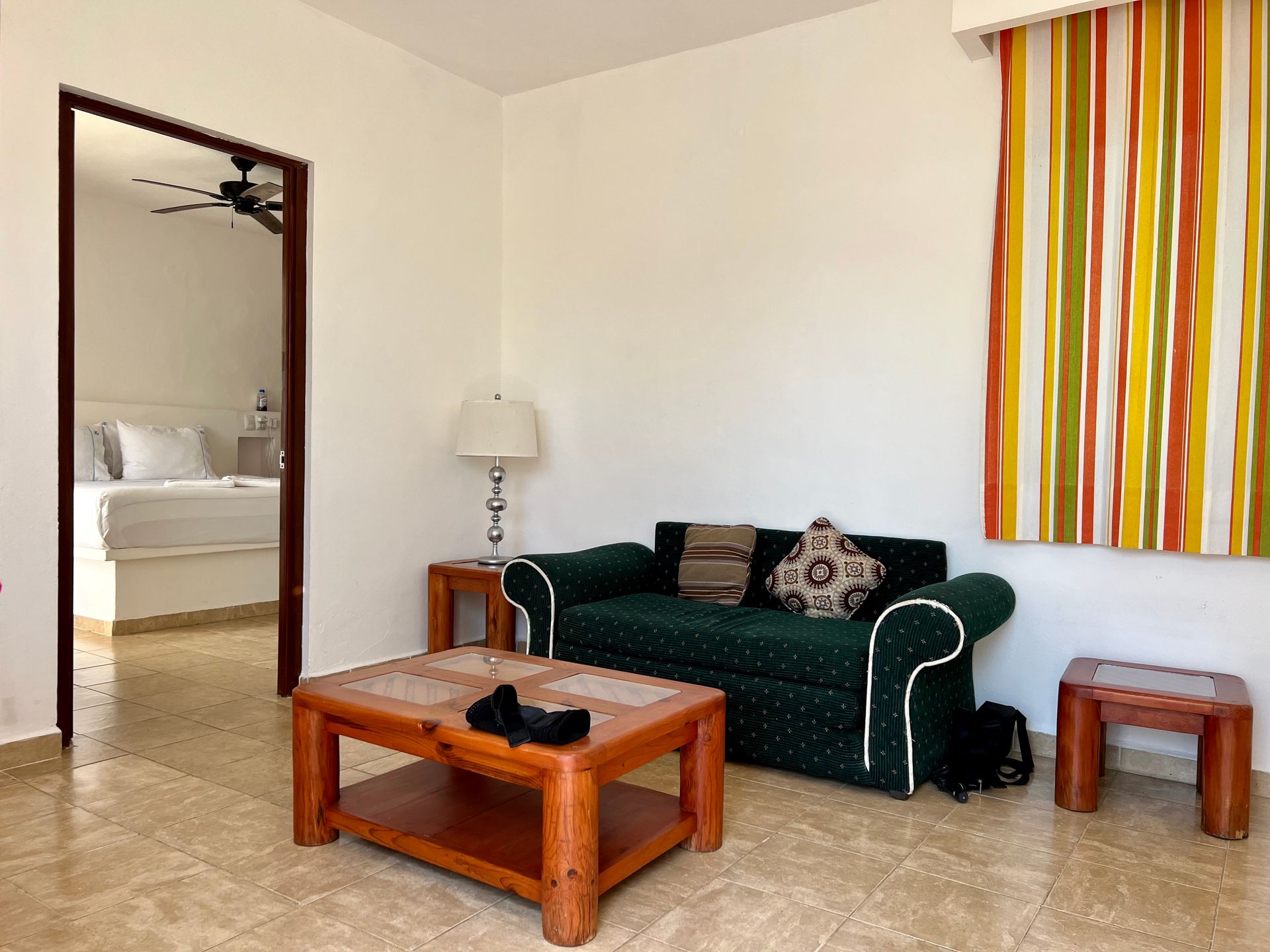 Una sala de estar con un sofá y una mesa de café.