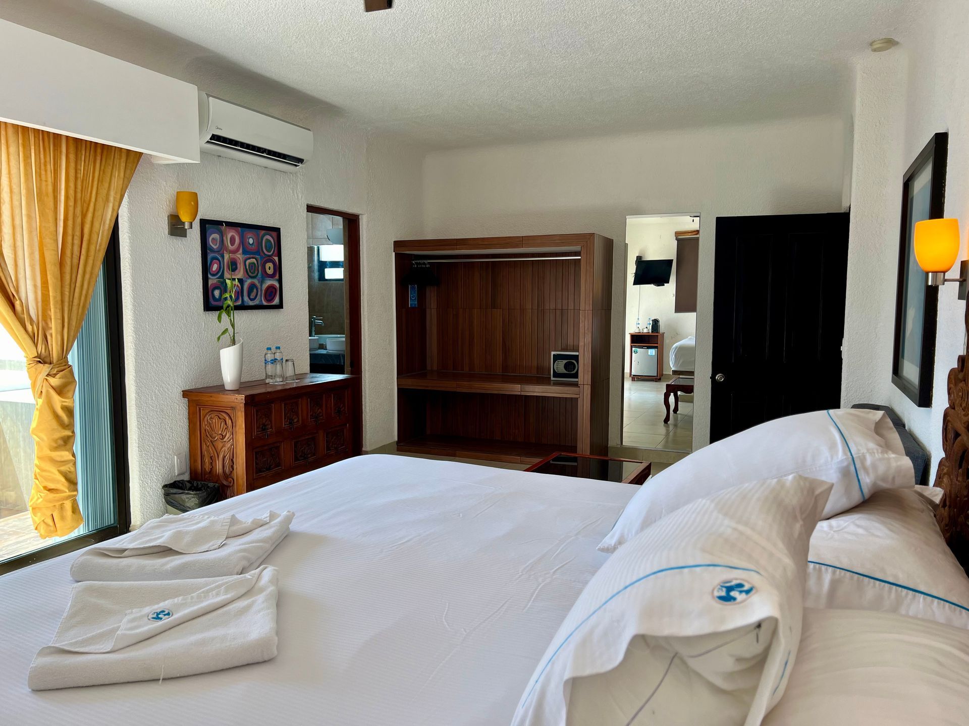 Hay una cama grande en el medio de la habitación.