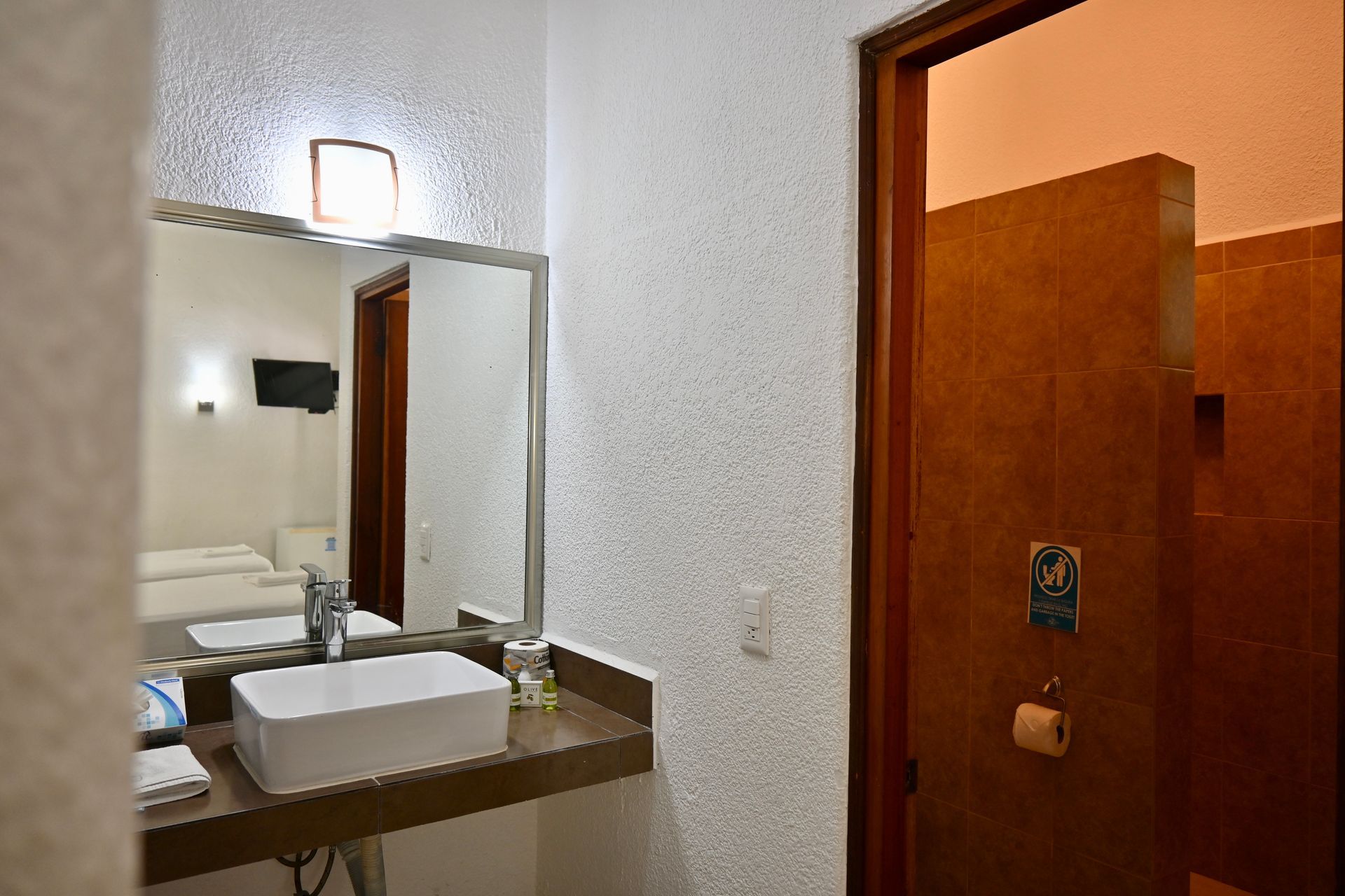 Un baño con dos lavabos y un espejo.