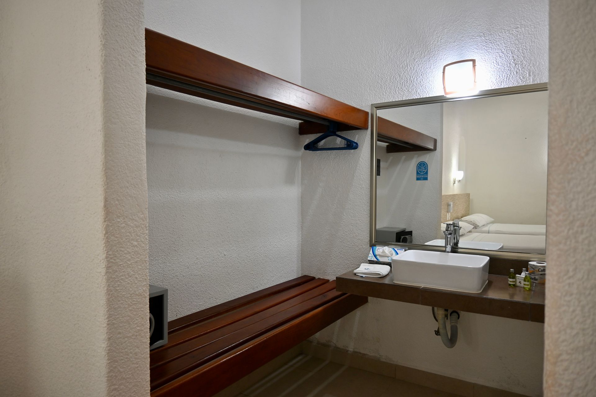 Un baño en una habitación de hotel con un lavabo y un espejo.