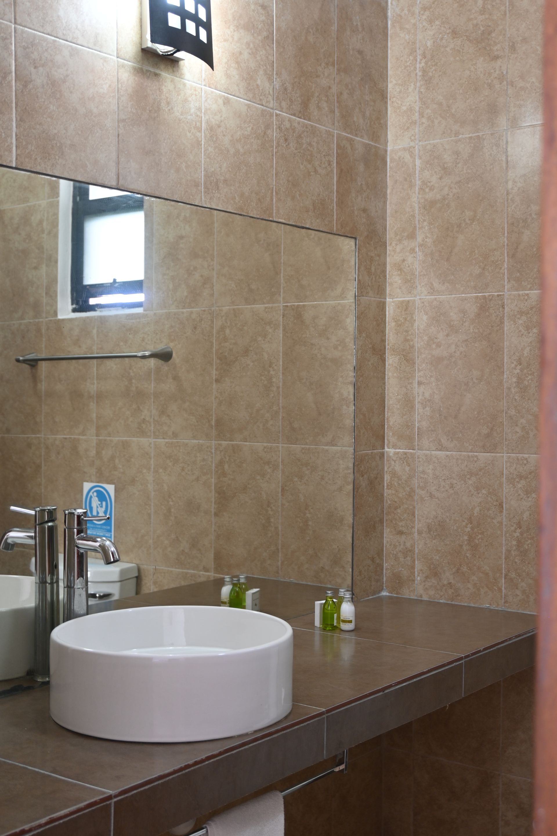 Un baño con lavabo y espejo.