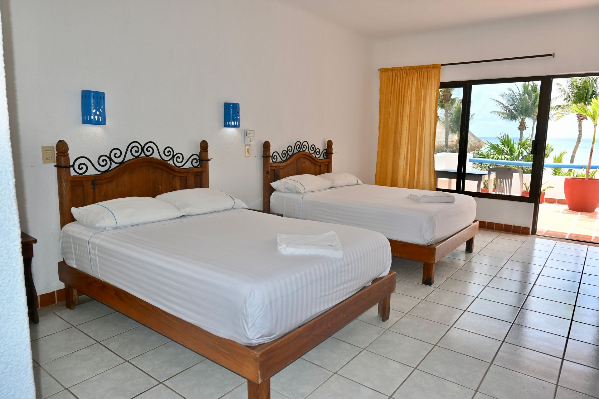 Una habitación de hotel con dos camas y una gran ventana.