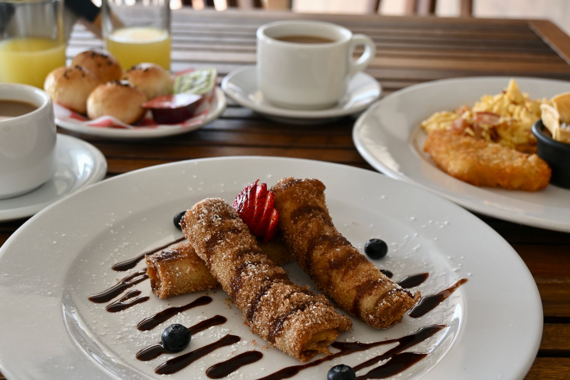Una mesa cubierta con platos de comida y una taza de café.