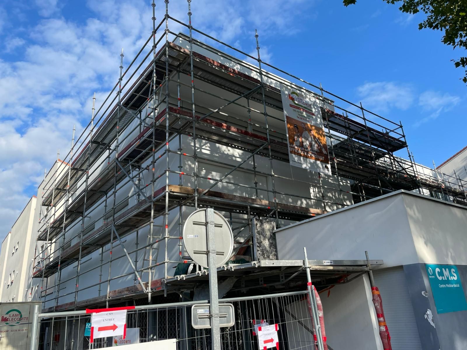 Un bâtiment en construction avec un échafaudage sur le côté.