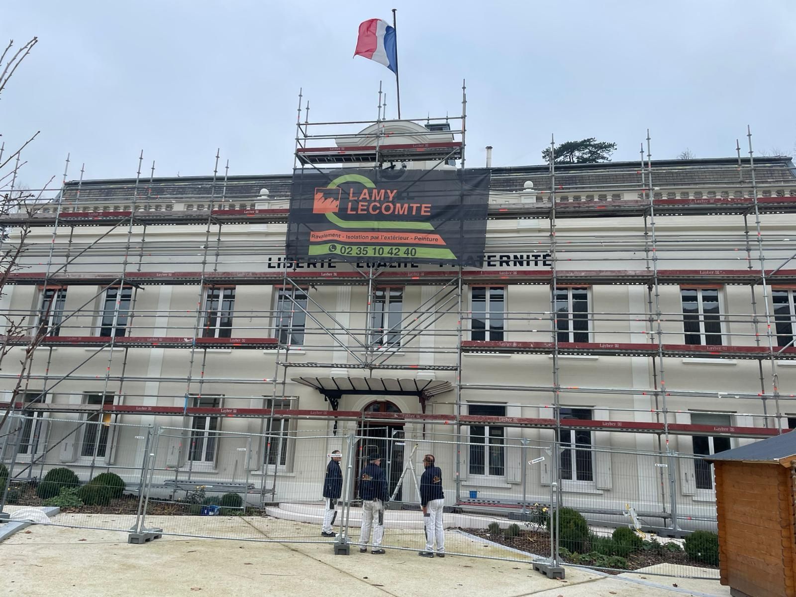 Bâtiment sous échafaudage traité par Lamy Lecomte, entreprise de peinture intervenant à Goderville