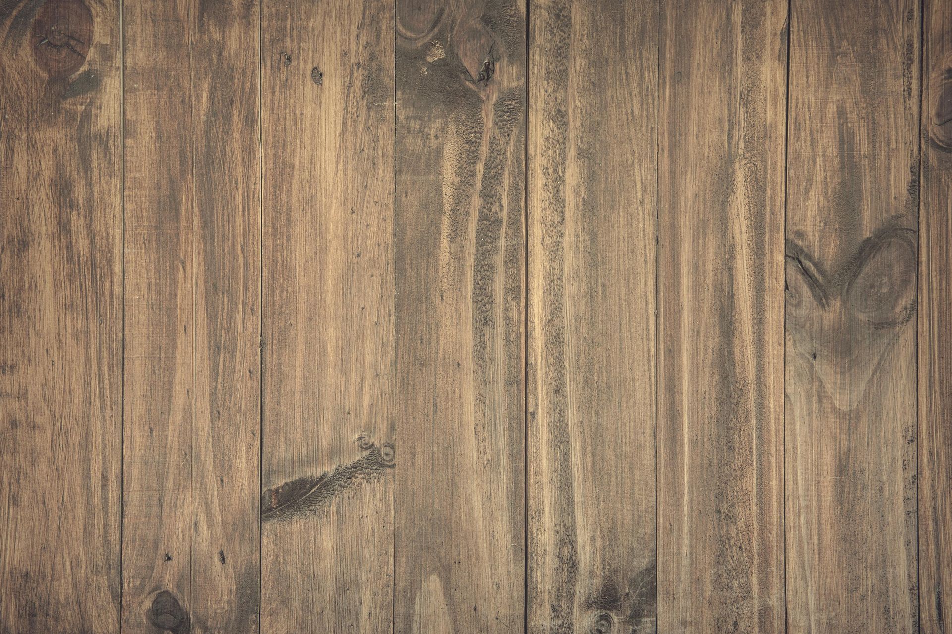 Un gros plan d'une surface en bois avec une texture granuleuse.