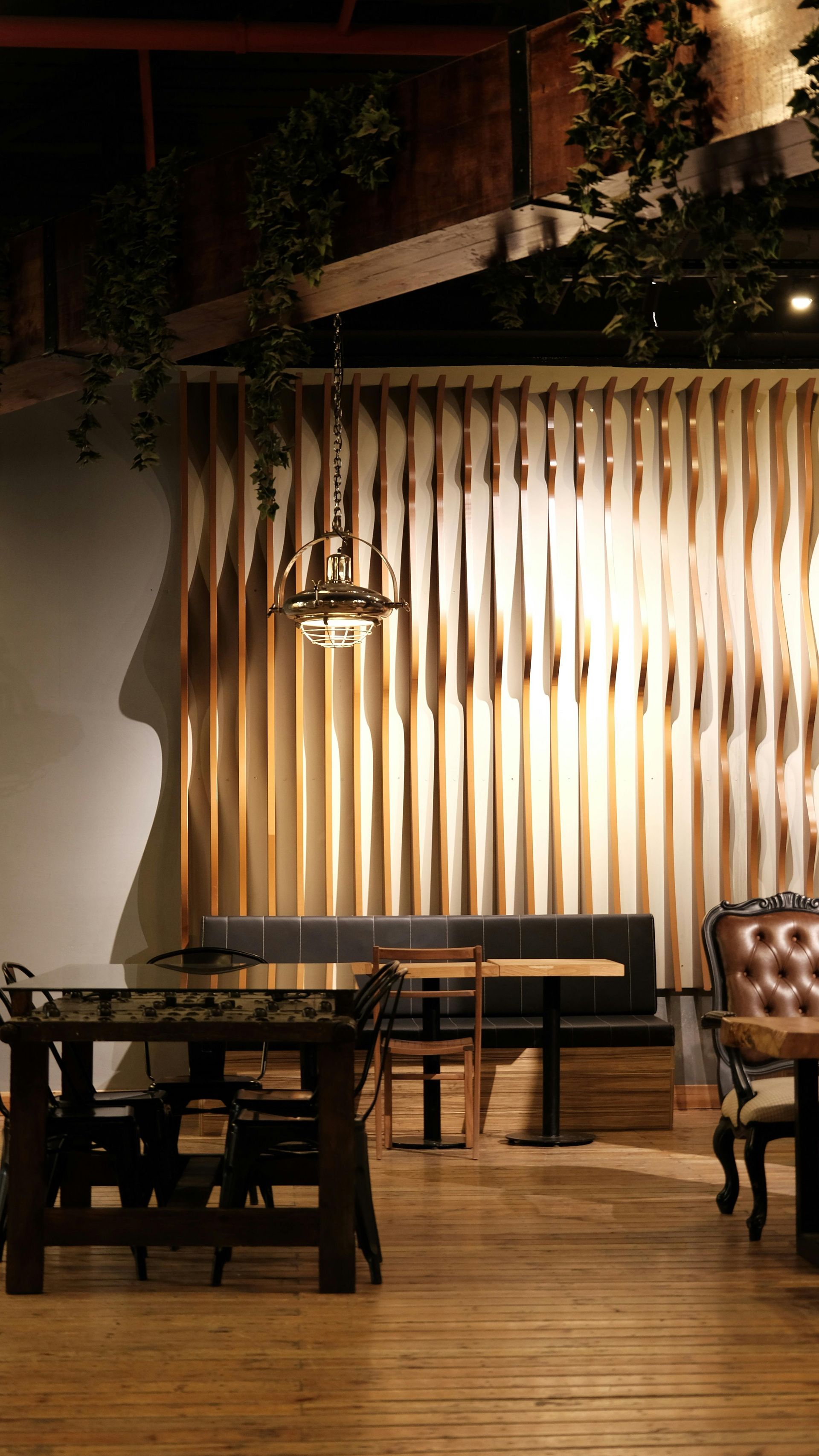 Un restaurant avec des tables et des chaises et un mur en bois.