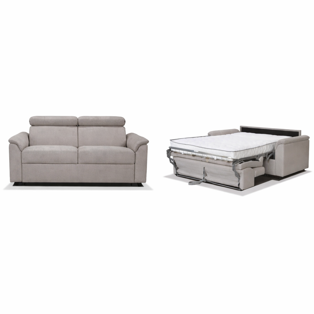 Un divano grigio chiaro mostrato sia in posizione verticale che trasformato in letto con materasso bianco.