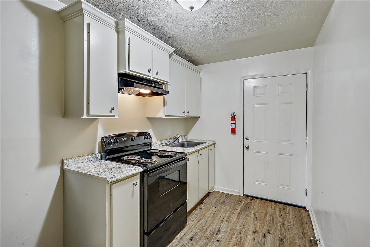 PEARL DRIVE APARTMENTS - Kitchen
