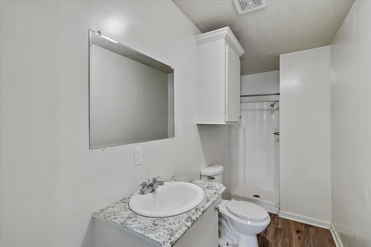 PEARL DRIVE APARTMENTS - bathroom
