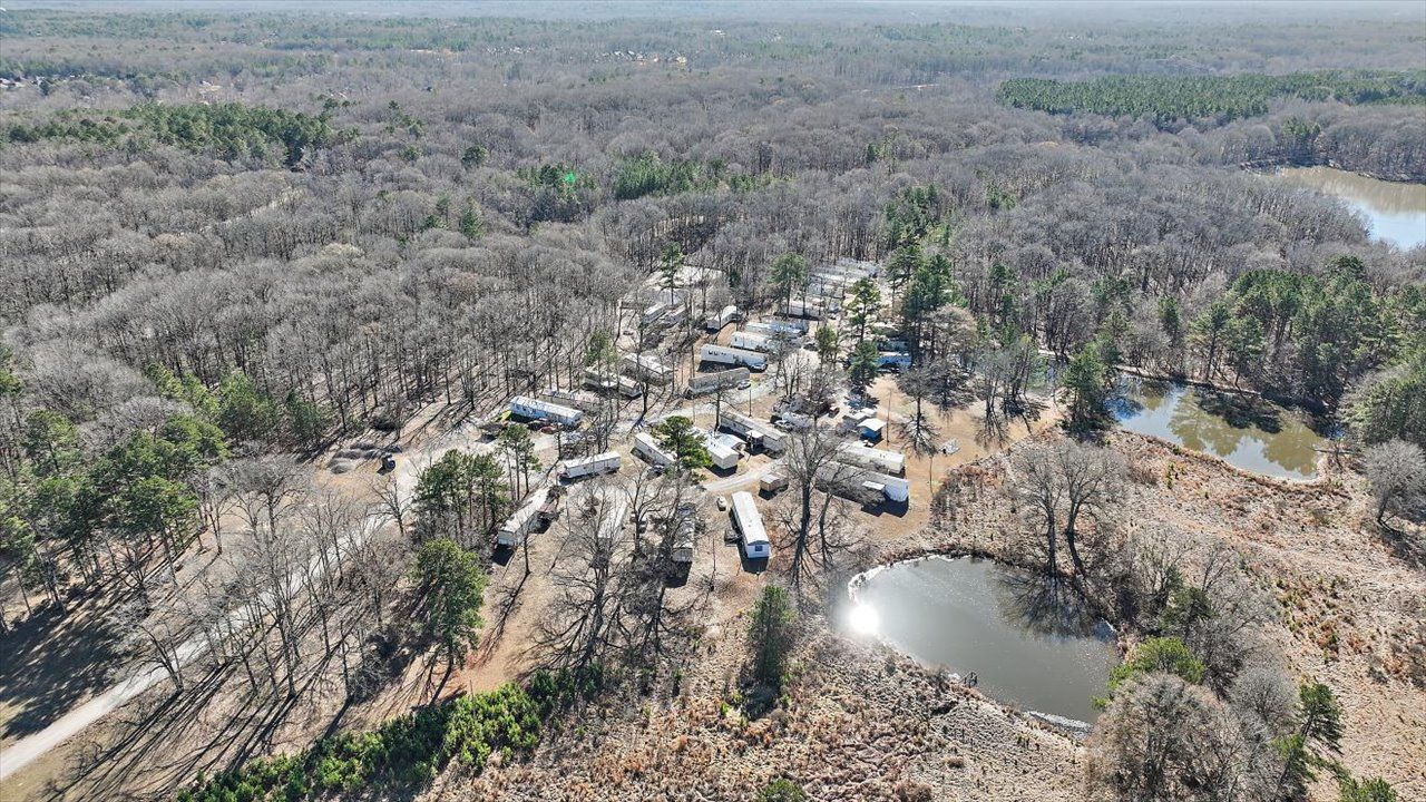 SMITH MOBILE HOME PARK - Parking with a lake