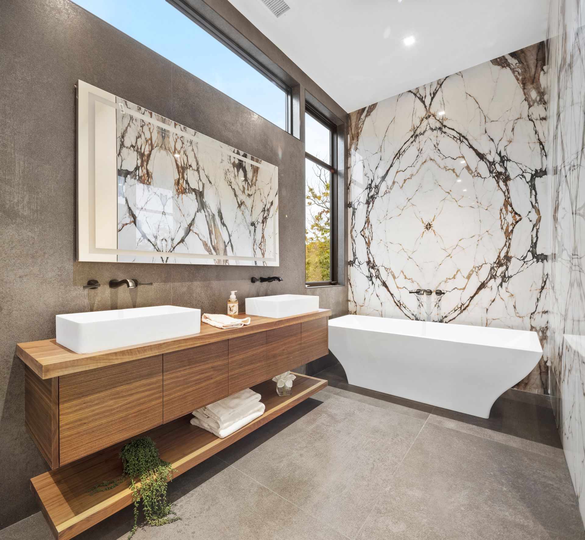 A bathroom with two sinks and a bathtub