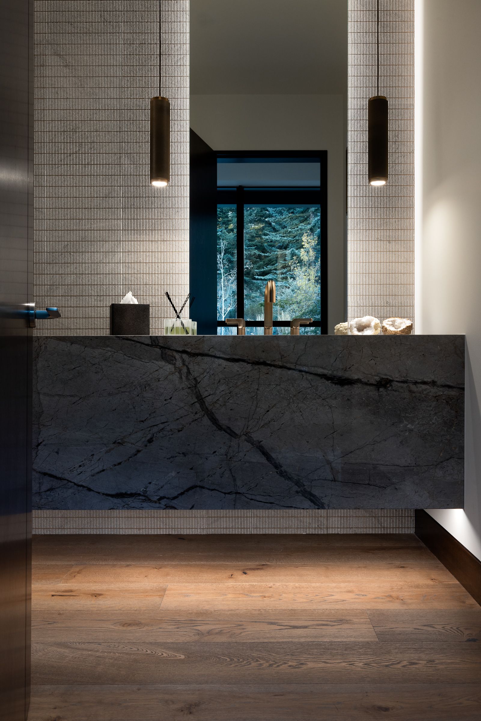 A bathroom with a large sink and a large mirror.