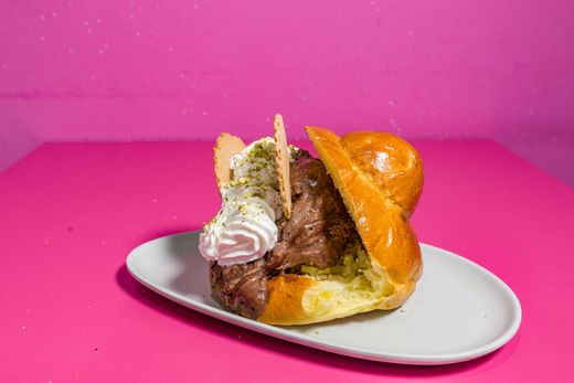 Panino su un piatto bianco su uno sfondo rosa acceso
