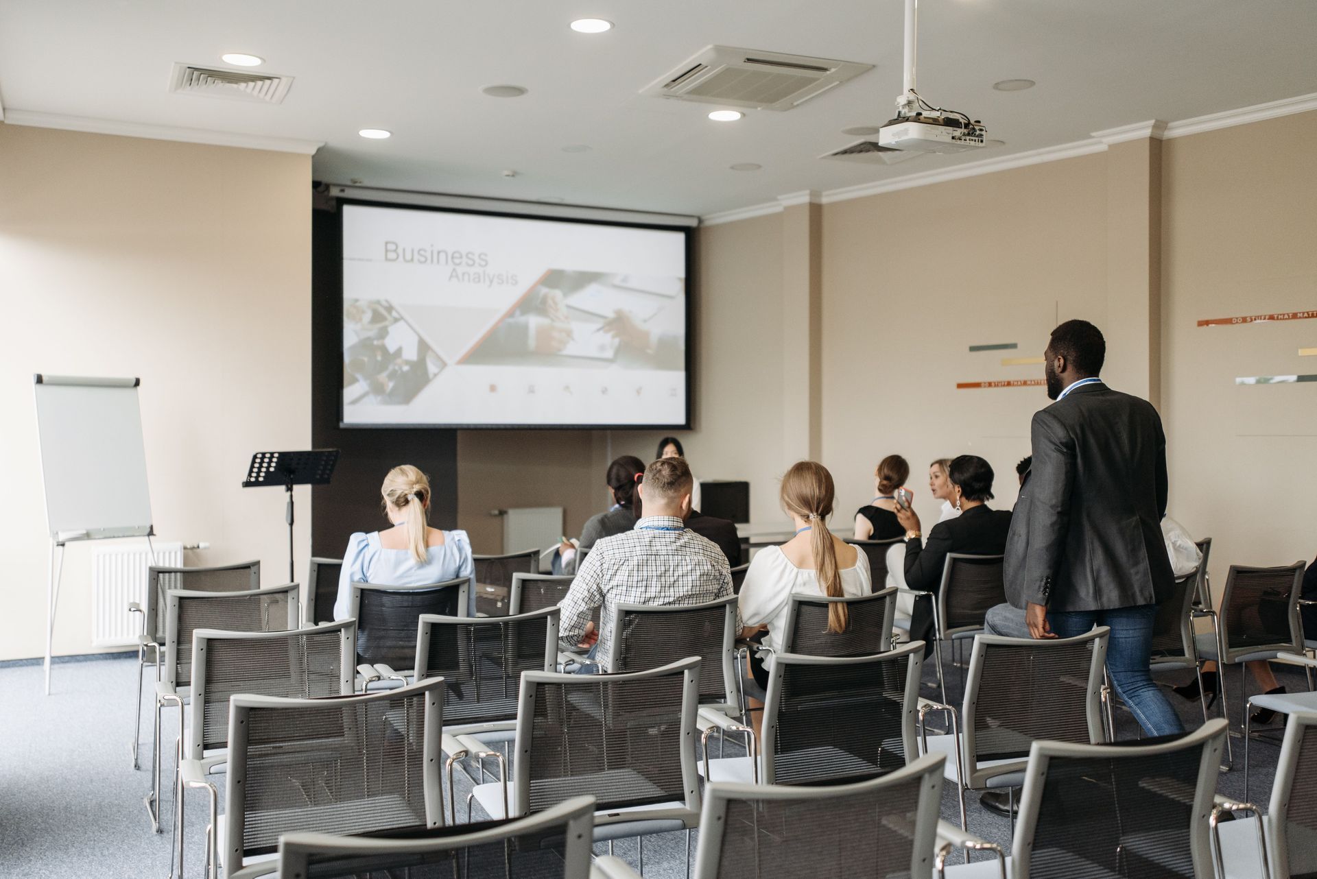 Manager coaching and training session focused on employee leadership skills.
