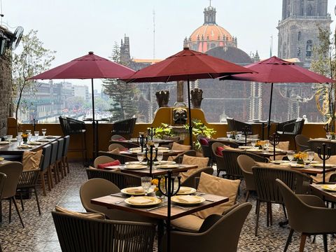 Un primer plano de un plato de comida con una ciudad al fondo.