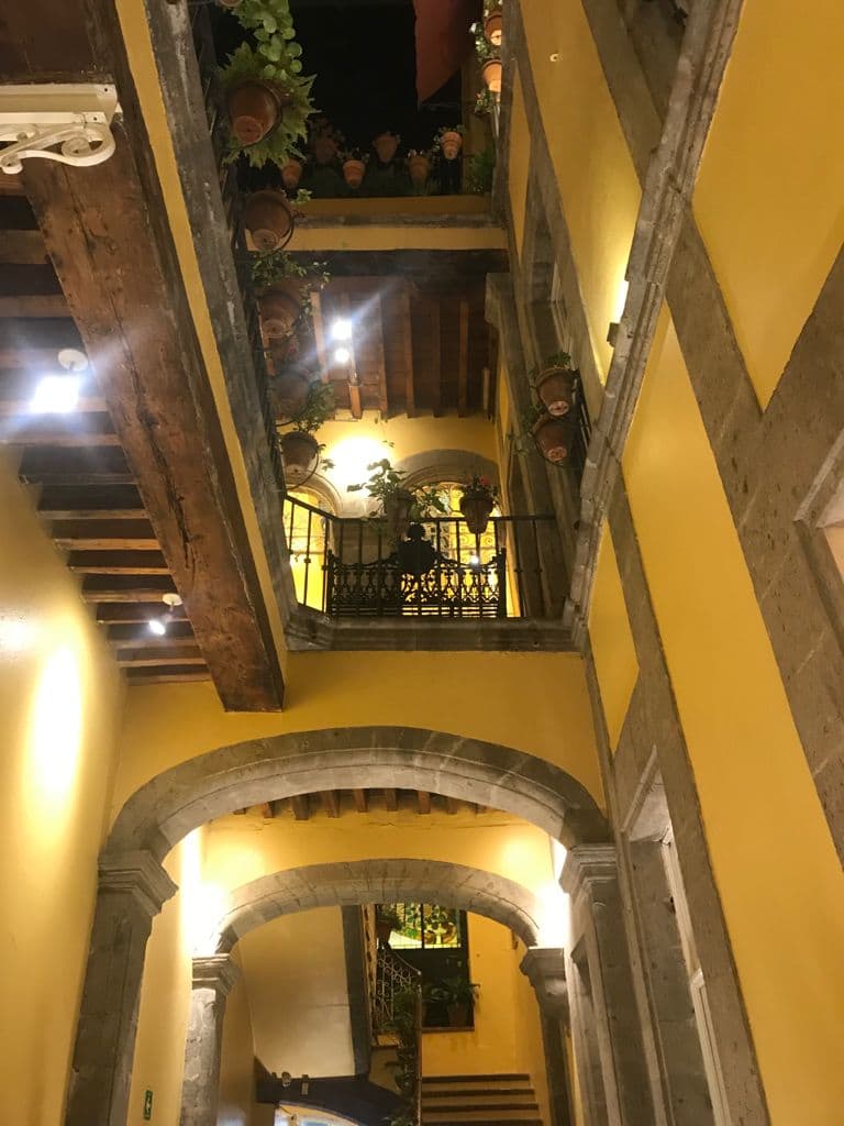 Mirando hacia un edificio con balcón y escaleras.