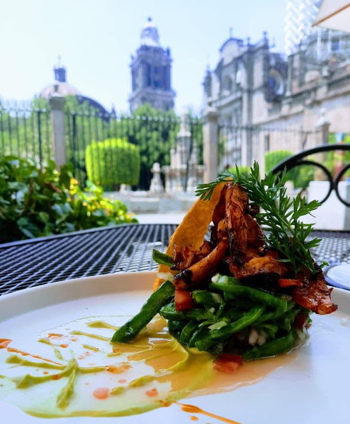 Un plato de comida con una torre al fondo