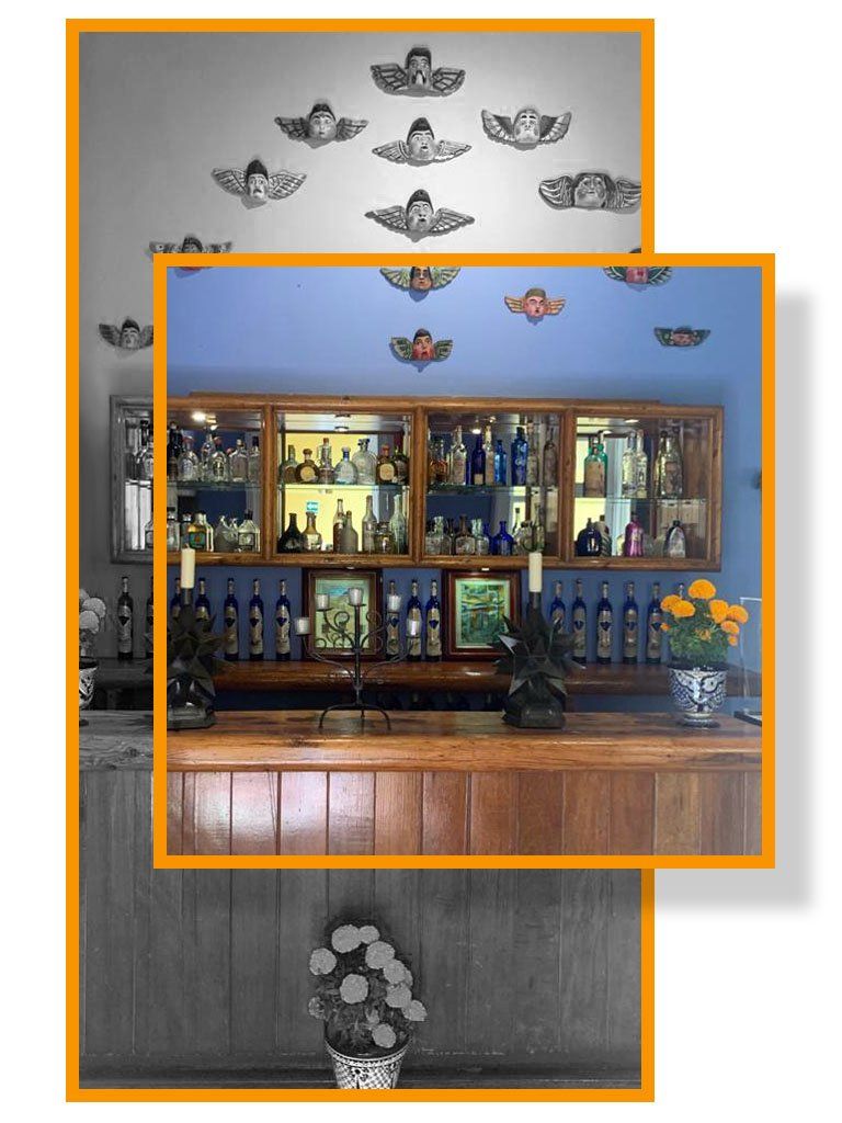 Una foto de un bar con sombreros en el techo