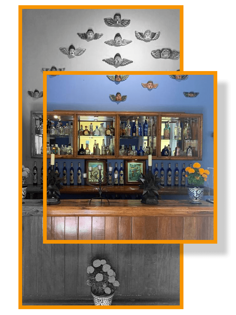 Una imagen de un bar con muchas botellas