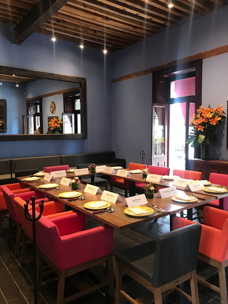 Un restaurante con muchas mesas y sillas