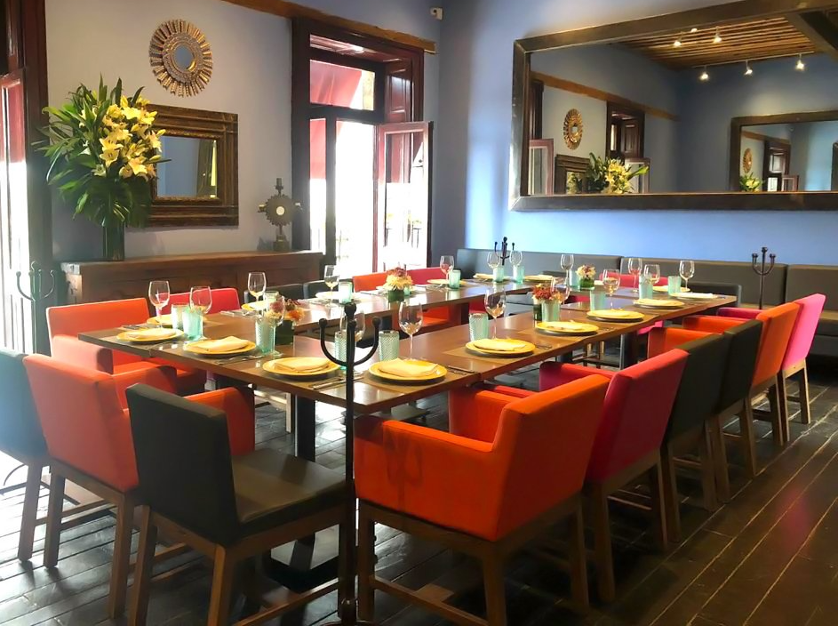 Un restaurante con muchas mesas y sillas