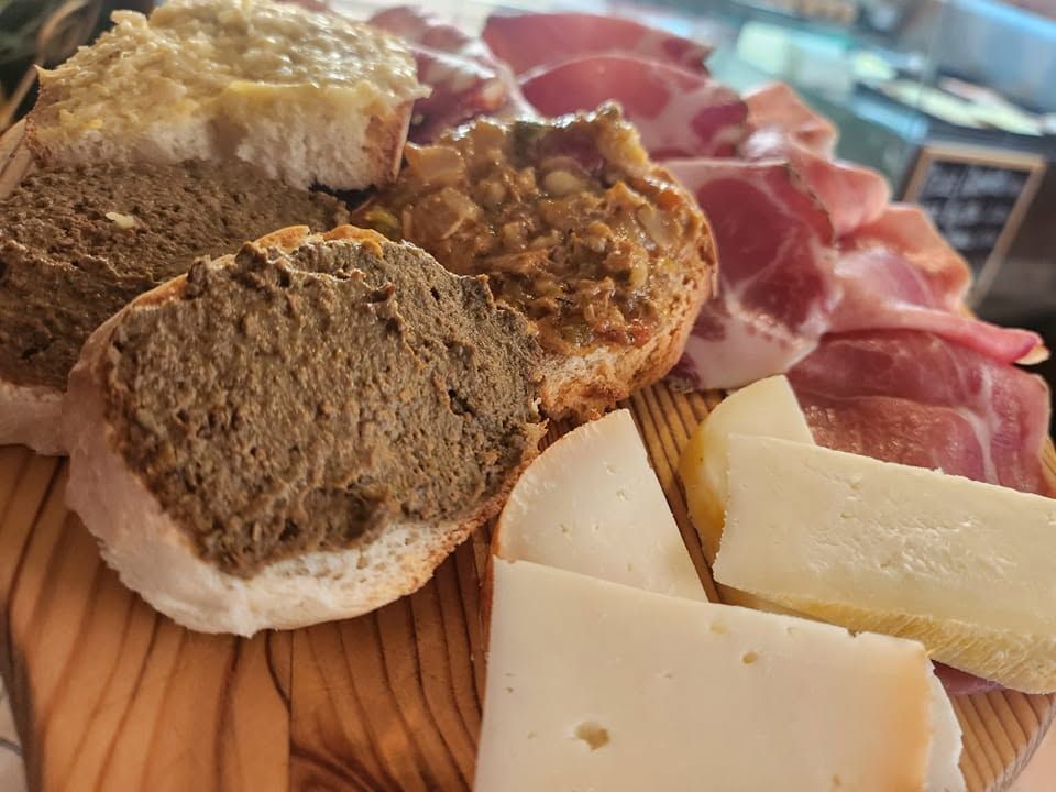 piatto di formaggi e salumi servito come antipasto