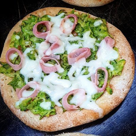 pizza con zucchine, verdura e prosciutto