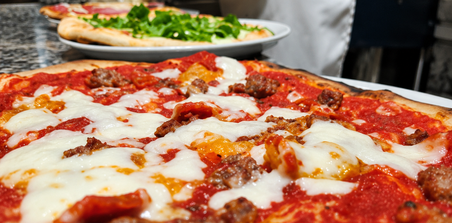 pizza con pomodoro e peperone