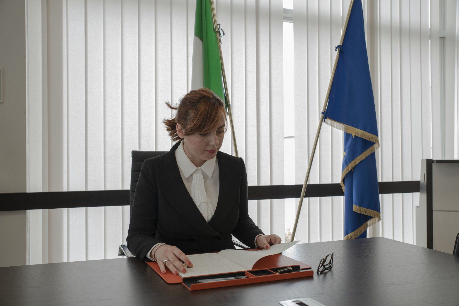notaio mentre legge un documento