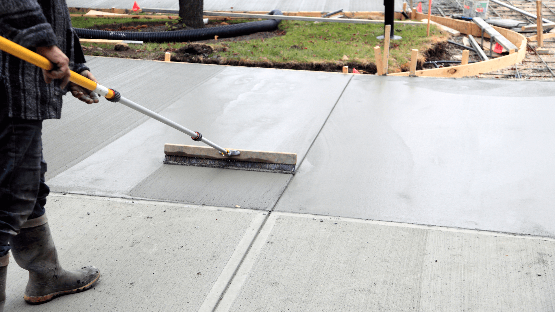 Concrete company pours a new driveway in Peoria, AZ