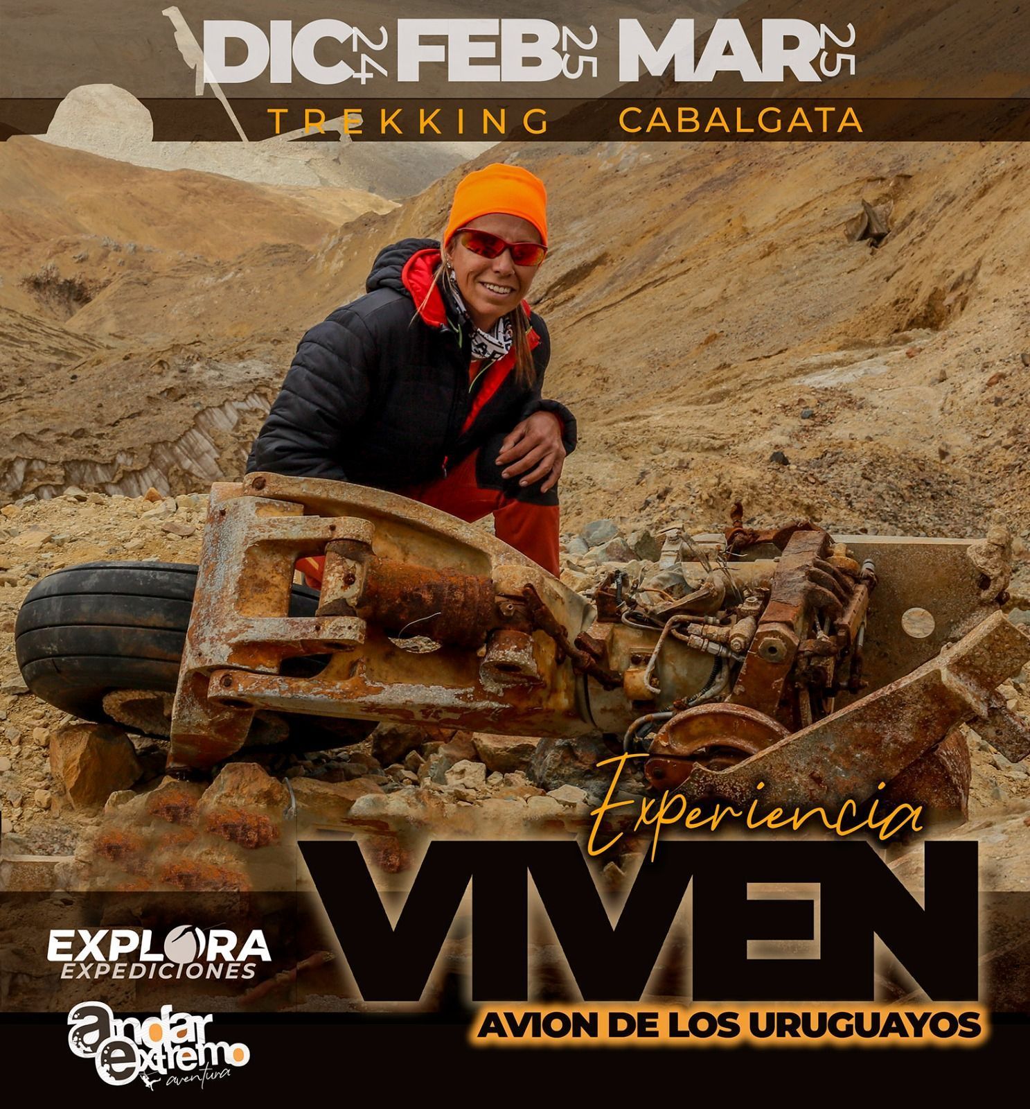 Hombre con sombrero rojo posando en una moto de cross en el desierto, con el texto «Viven» y los detalles del evento.