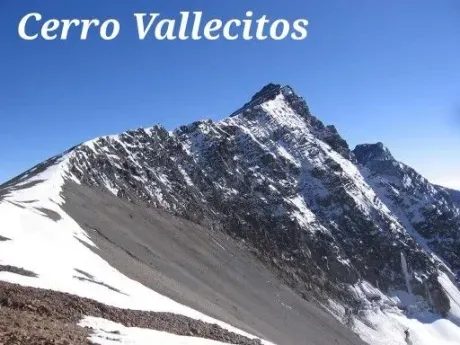 El Cerro Vallecitos cubierto de nieve bajo un cielo azul despejado