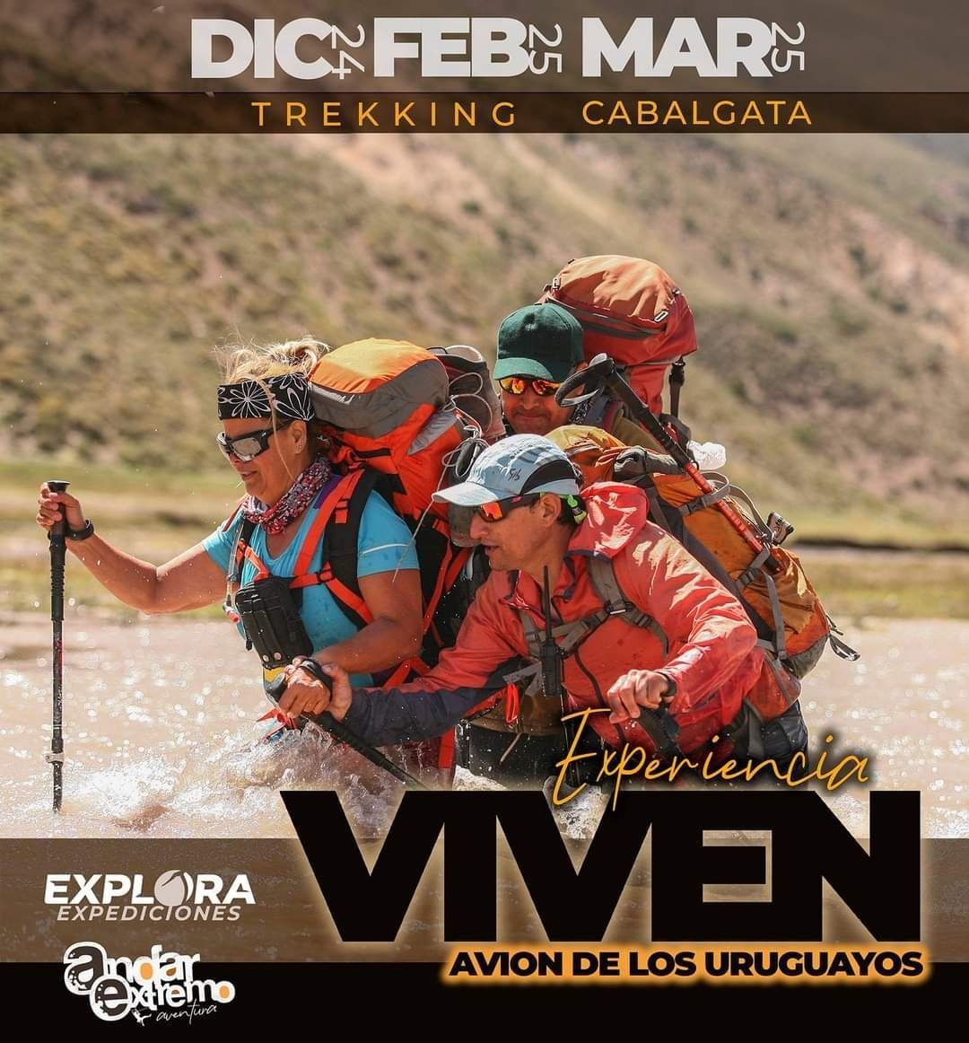 Un cartel de excursionistas cruzando un río con mochilas, que promociona el senderismo y las cabalgatas en Febrero–Marzo.