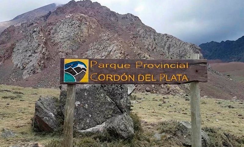 Cartel del Parque Provincial Cordon del Plata en un paisaje montañoso rocoso