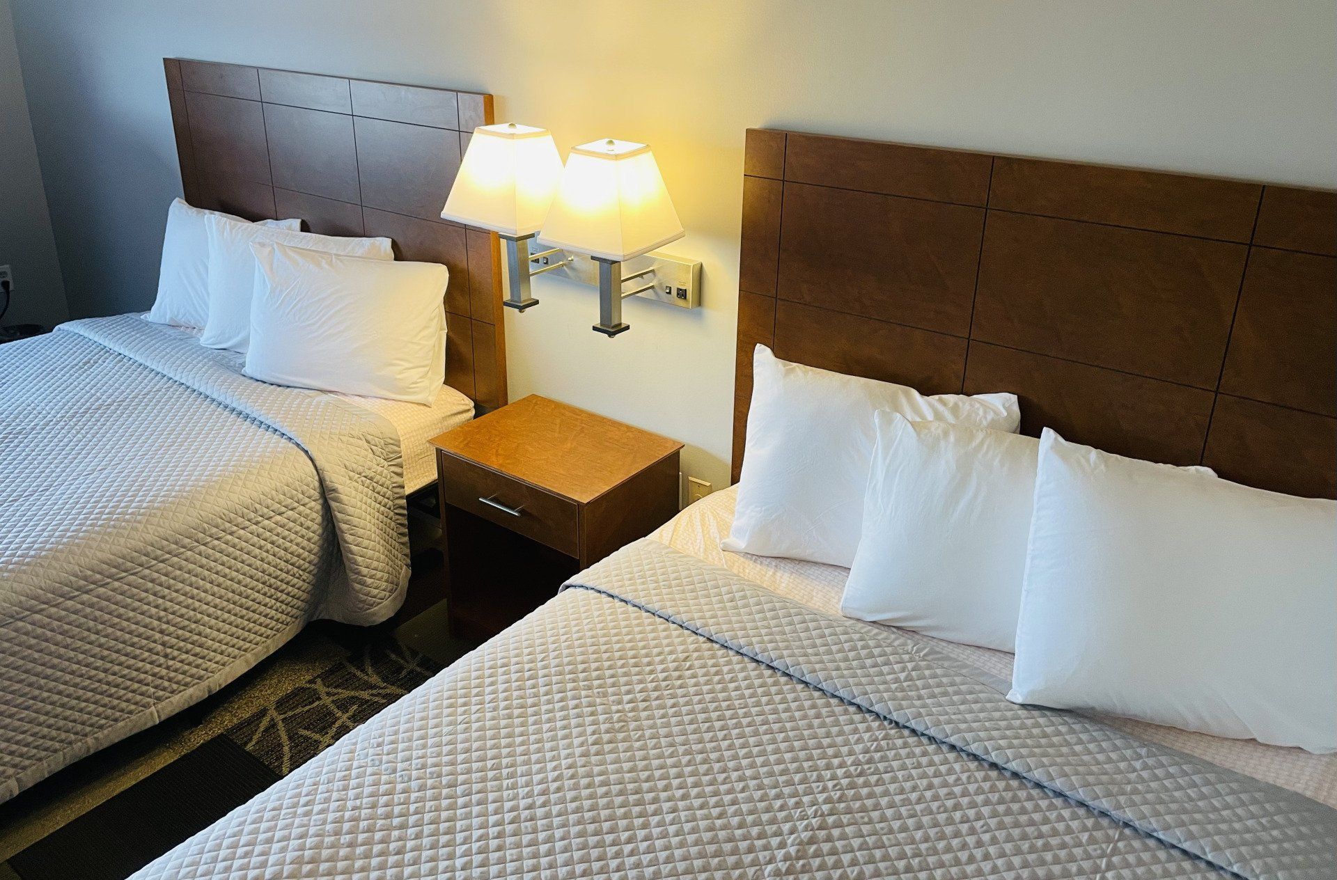Off the Rock is located at Commodore Perry Inn & Suite