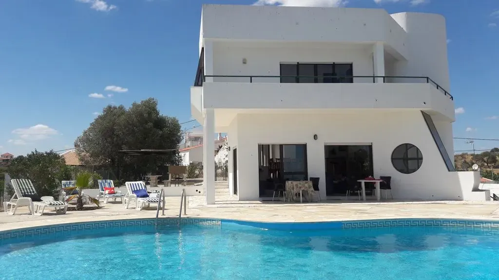 Impression of villa Altura with big white house and big pool.