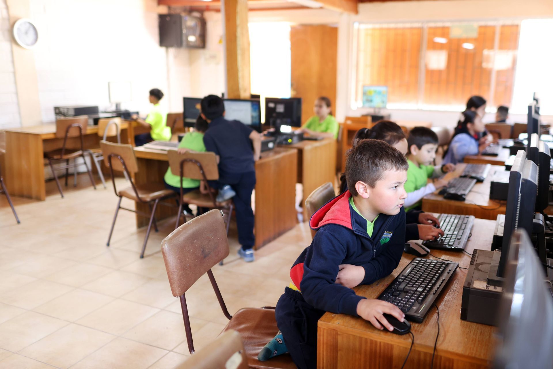 Niños en un laboratorio de computación, utilizando computadoras.