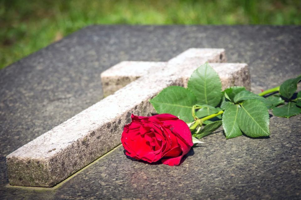 Rosa su lapide