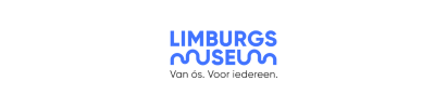 Het logo van het Limburgs Museum op een witte achtergrond met blauwe tekst en een klein turquoise icoontje boven de naam.