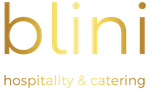 Het logo van Blini hospitality & catering in goud en bruine tekst op een witte achtergrond.