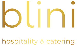 Het logo van Blini hospitality & catering in goud en bruine tekst op een witte achtergrond.