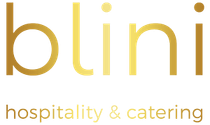 Het logo van Blini hospitality & catering in goud en bruine tekst op een witte achtergrond.