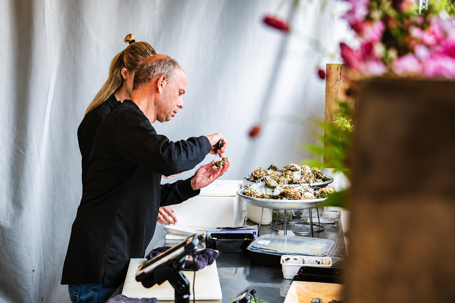 Persoon die eten serveert aan een buffettafel binnen