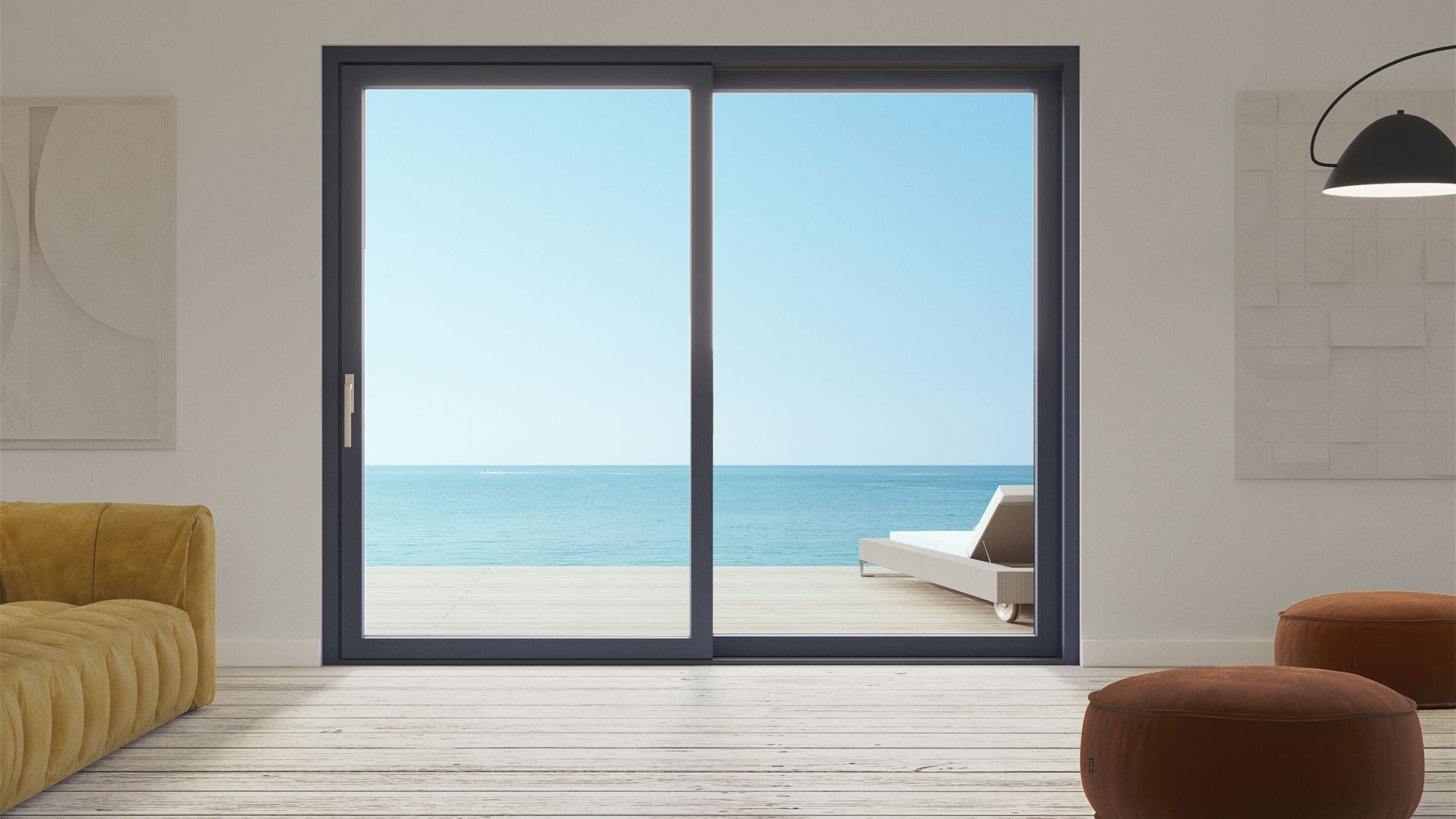 Camera moderna con porta scorrevole che si apre su una vista mare, pavimento in legno chiaro, divano color senape e pouf marrone.