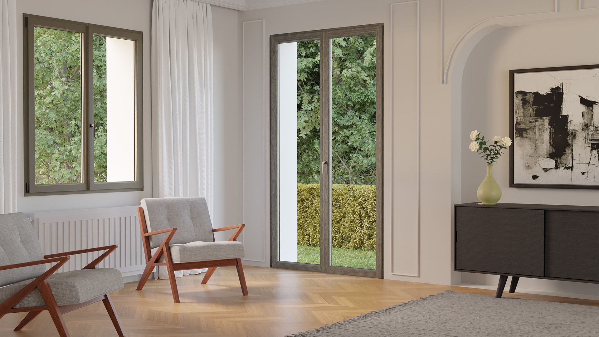 Soggiorno moderno con sedie in stile metà secolo, ampie finestre e una credenza scura con opere d'arte alle pareti.