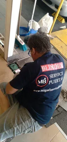 Persona con una camiseta negra con la inscripción “Blind Service Puerto”