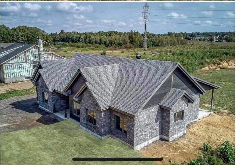 Une vue aérienne d'une maison en construction dans un champ.