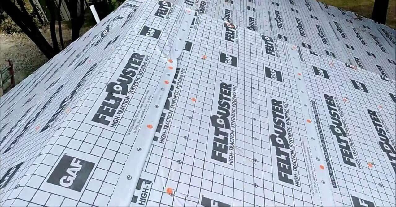 Toiture recouverte d'une sous-couche blanche GAF Feltbuster.